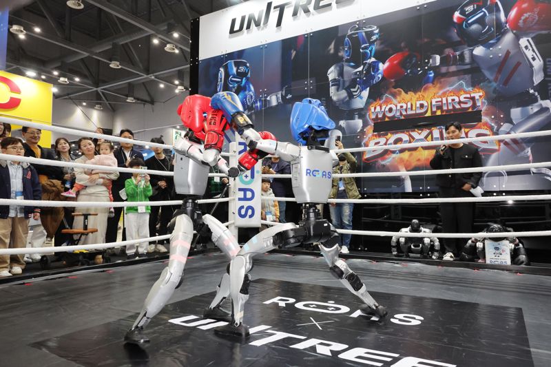 &#39;2025 로보월드&#39;가 5일 경기 고양시 킨텍스 제1전시장 1~2홀에서 열린 가운데 참가자들이 휴머노이드 복싱 경기를 살펴보고 있다. 사진&#x3D;박범준 기자