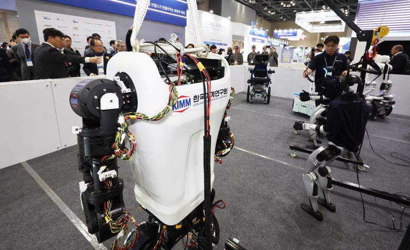 &#39;2025 로보월드&#39;가 5일 경기 고양시 킨텍스 제1전시장 1~2홀에서 열린 가운데 참가자들이 한국기계연구원의 휴머노이드 로봇을 살펴보고 있다. 사진&#x3D;박범준 기자