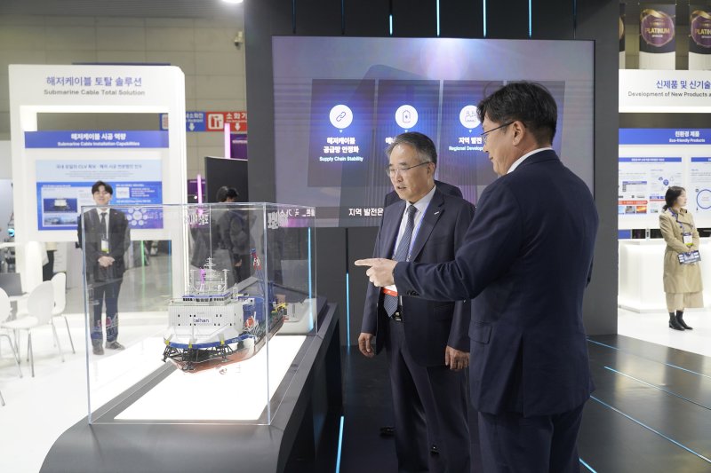송종민 <span id='_stock_code_001440' data-stockcode='001440'>대한전선</span> 대표이사 부회장이 5일 ‘빛가람 국제전력기술 엑스포(BIXPO) 2025’에서 대한전선 전시장을 둘러보고 있다. 대한전선 제공