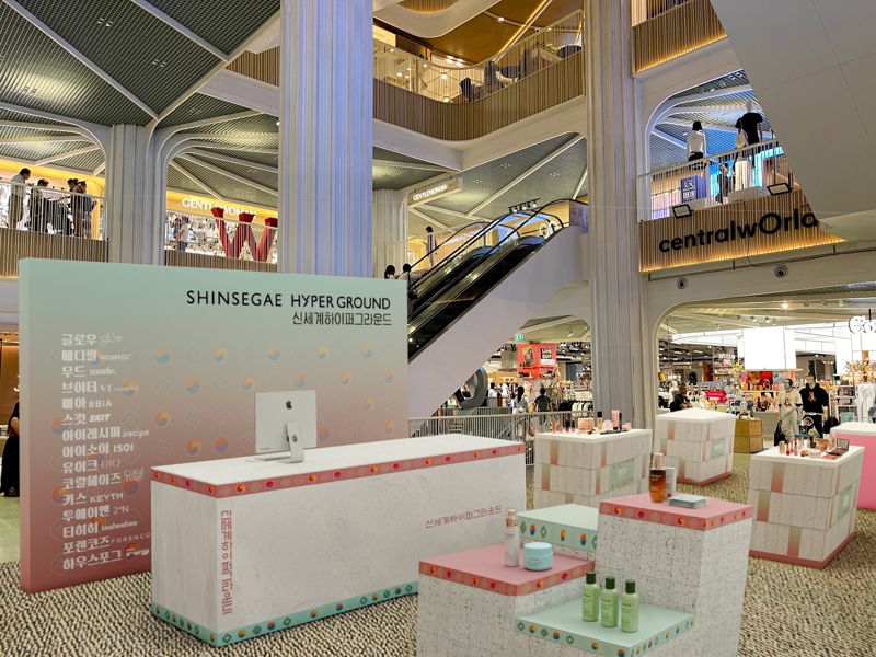 태국 방콕 대형 쇼핑몰 센트럴월드에서 열리는 <span id='_stock_code_004170' data-stockcode='004170'>신세계</span> 하이퍼그라운드 팝업 스토어 전경. 신세계백화점 제공