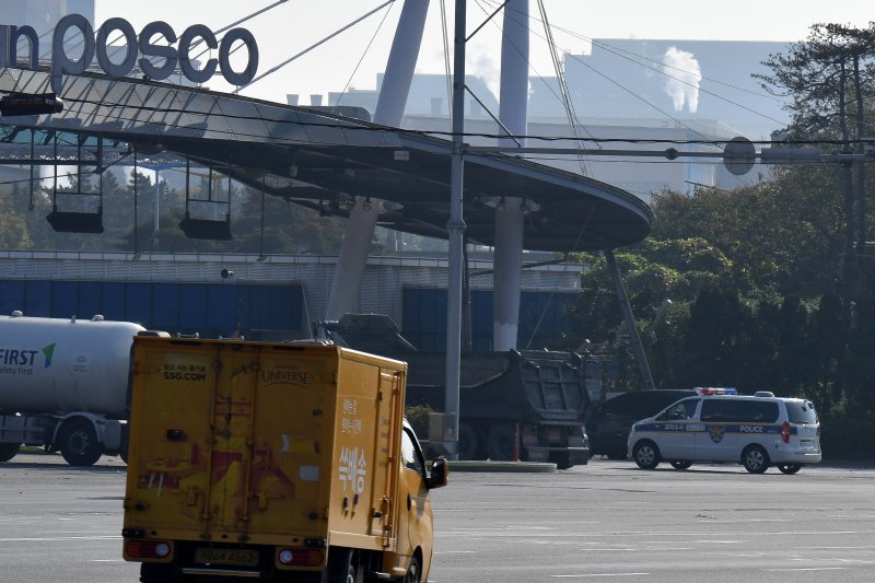 포스코 포항제철소 사고 현장 조사를 위해 들아가는 경찰. 뉴스1