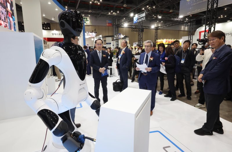 2025 로보월드 개막식 및 유공자 포상식이 5일 경기도 일산 킨텍스에서 열린가운데 참가자들이 뉴로메카의 휴머노이드 로봇을 살펴보고 있다. 사진&#x3D;박범준 기자