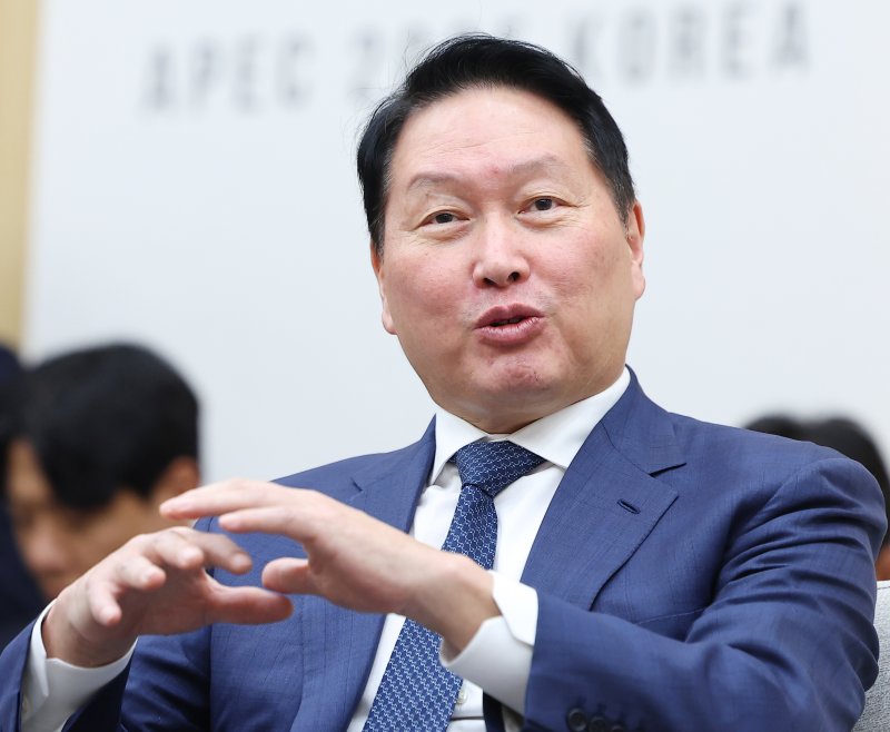 최태원 <span id='_stock_code_034730' data-stockcode='034730'>SK</span>그룹 회장이 지난 10월 31일 아시아태평양경제협력체(APEC) 정상회의 장소인 경북 경주화백컨벤션센터(HICO)에서 이재명 대통령과 젠슨 황 엔비디아 최고경영자(CEO)을 접견하며 발언하고 있다. 뉴시스