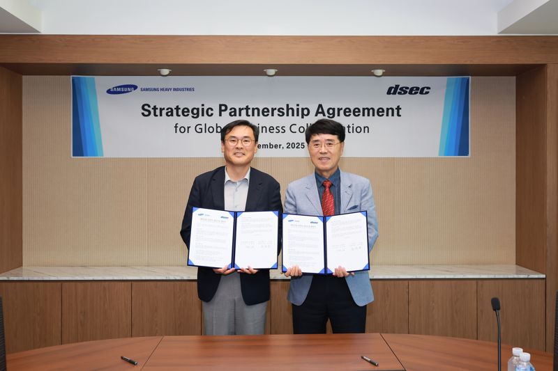 <span id='_stock_code_010140' data-stockcode='010140'>삼성중공업</span> 김경희 부사장(왼쪽)과 윤석용 디섹 대표이사가 MOU 체결후 포즈를 취하고 있다. 삼성중공업 제공