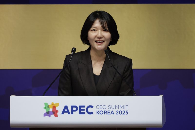 (경주=뉴스1) 김민지 기자 = 최수연 네이버 대표가 29일 경북 경주 경주예술의전당에서 열린 '2025 APEC CEO 서밋'에서 'AI 주도 경제'를 주제로 연설하고 있다. (공동취재) 2025.10.29/뉴스1 /사진=뉴스1화상