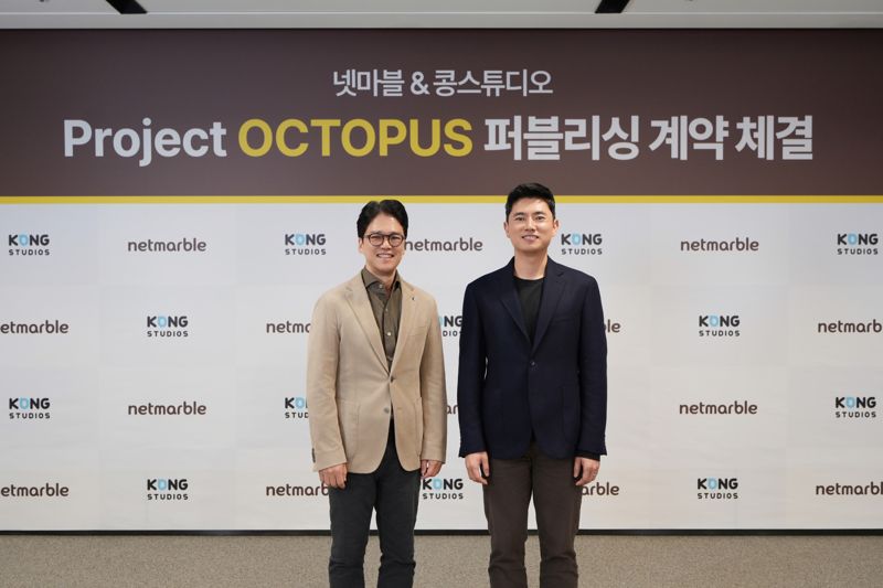 김병규 <span id='_stock_code_251270' data-stockcode='251270'>넷마블</span> 대표(왼쪽)와 석광원 콩스튜디오 대표가 협약식을 마친뒤 기념촬영을 하고 있다. 넷마블 제공