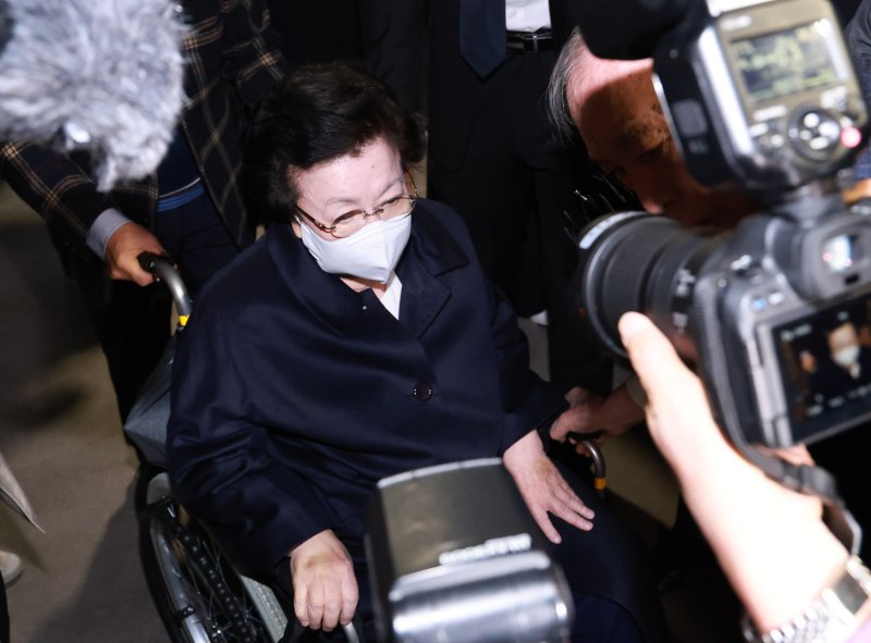 이배용 전 국가교육위원장이 6일 서울 광화문 <span id='_stock_code_030200' data-stockcode='030200'>KT</span> 빌딩에 마련된 김건희특검 사무실로 휠체어를 탄 채 출석하고 있다. 이 전 위원장은 김건희 여사에게 금품을 건네고 공직 인사를 청탁했다는 의혹을 받고 있다. 사진=연합뉴스