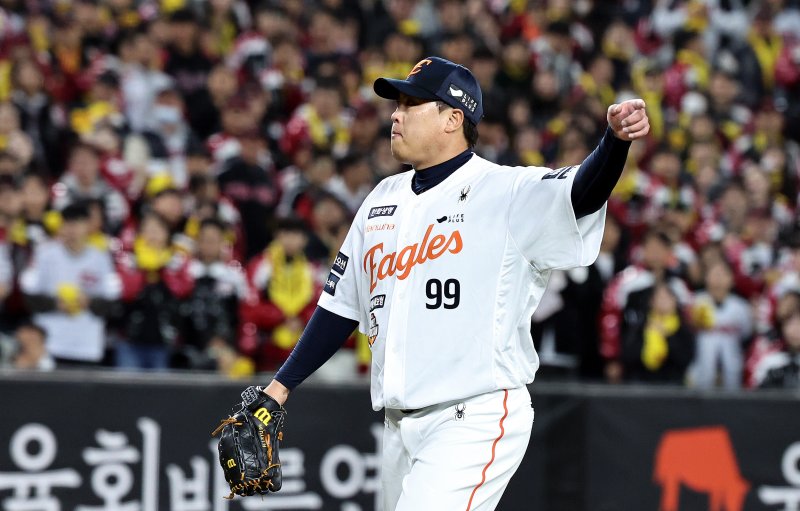 지난달 31일 대전 <span id='_stock_code_000880' data-stockcode='000880'>한화</span>생명볼파크에서 열린 프로야구 2025 <span id='_stock_code_005450' data-stockcode='005450'>신한</span> SOL뱅크 KBO 포스트시즌 한국시리즈 5차전 <span id='_stock_code_003550' data-stockcode='003550'>LG</span> 트윈스와 한화 이글스의 경기에서 한화 류현진이 8회초 이닝을 무실점으로 마친 뒤 더그아웃으로 향하고 있다. 뉴스1