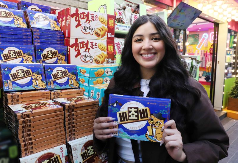 오리온 비쵸비 국립중앙박물관 에디션을 구매한 외국인 관광객이 기념촬영을 하고 있다. 오리온 제공 