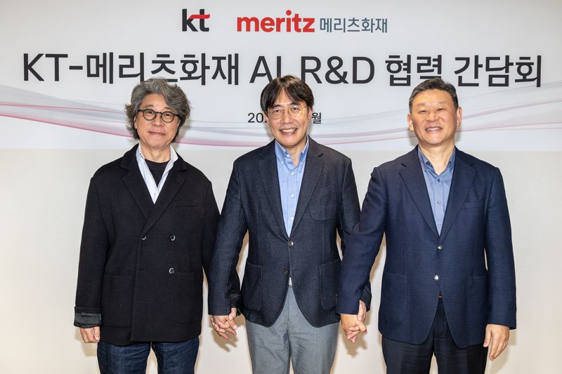 (왼쪽부터)KT 기술혁신부문장 오승필 부사장, 메리츠화재 경영지원실장 선욱 부사장, KT Enterprise부문장 안창용 부사장이 6일 KT 광화문 빌딩에서 ‘AI 기반 미래 금융 혁신’을 위한 전략적 공동 연구 협약을 체결하고 기념 사진을 촬영하고 있다. KT 제공