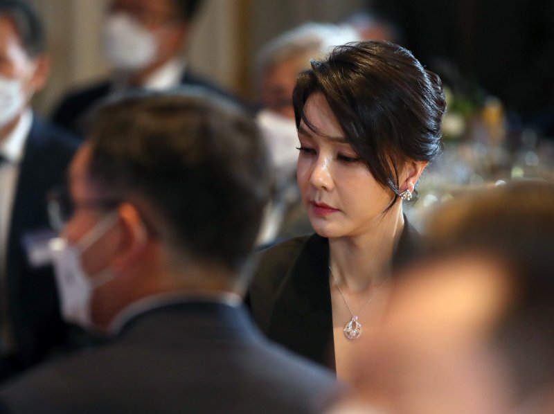 윤석열 대통령 부인 김건희 여사가 지난 2022년 6월 29일(현지시간) 마드리드 한 호텔에서 열린 스페인 동포 초청 만찬간담회에서 윤 대통령의 격려사를 듣고 있다. 사진&#x3D;뉴시스