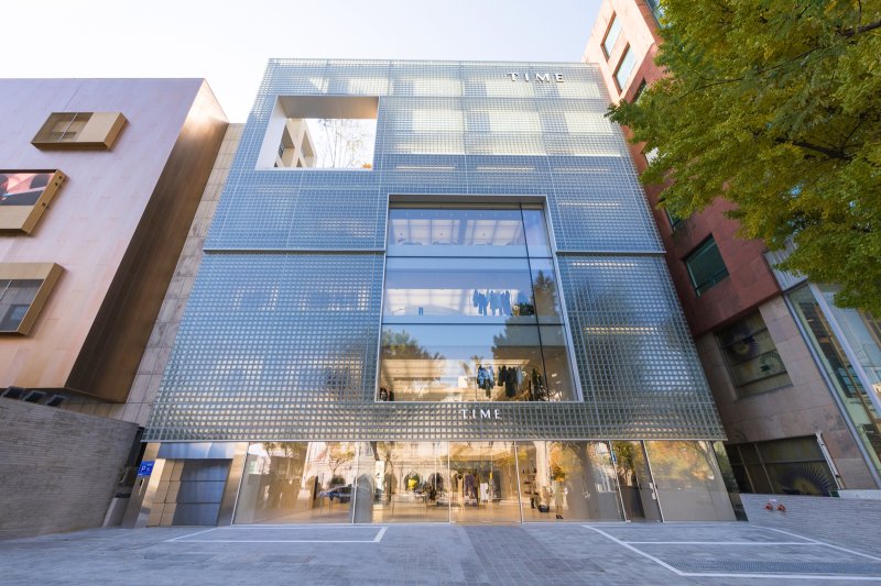 서울 청담동 명품거리에 문을 연 타임의 첫 플래그십 스토어 &#39;타임 서울&#39;. <span id='_stock_code_069960' data-stockcode='069960'>현대백화점</span> 제공