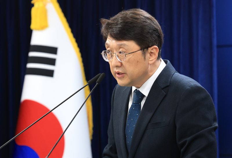 최우혁 과학기술정보통신부 네트워크정책실장이 6일 서울 종로구 정부서울청사에서 <span id='_stock_code_030200' data-stockcode='030200'>KT</span> 침해사고 중간조사 결과를 발표하고 있다. 뉴스1