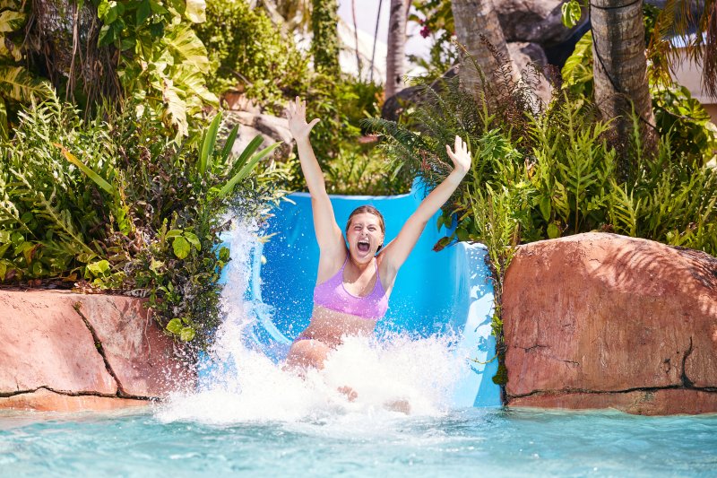 위에서부터 PIC괌 워터파크, 신규 디너쇼 '태평양의 해적' 출연진, 바다 위에서 즐길 수 있는 PIC괌 야간 선셋 바비큐, 키즈클럽 PIC괌 제공