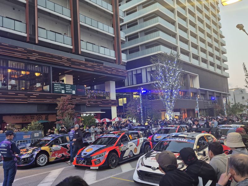 6일 일본 아이치현 토요타시역 인근에서 랠리카들이 개막 세러머니를 준비하고 있다. 사진=서혜진 도쿄특파원