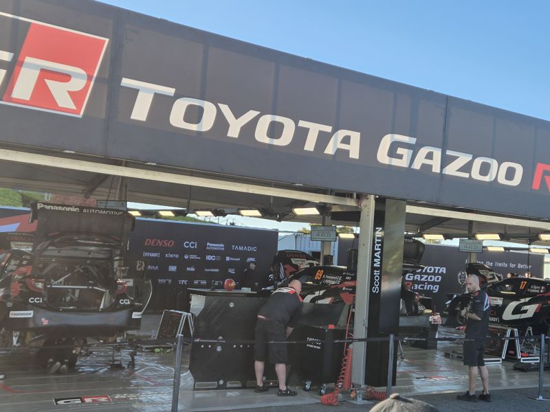 6일 일본 아이치현 토요타시 소재 토요타스타디움 서비스파크에서 '토요타 가주 레이싱팀'의 엔지니어들이 레이싱카를 살펴보고 있다.사진=서혜진 도쿄특파원