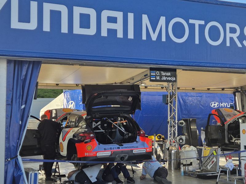 6일 일본 아이치현 토요타시 소재 토요타스타디움 서비스파크에서 현대차 엔지니어들이 레이싱카를 살펴보고 있다.사진=서혜진 도쿄특파원