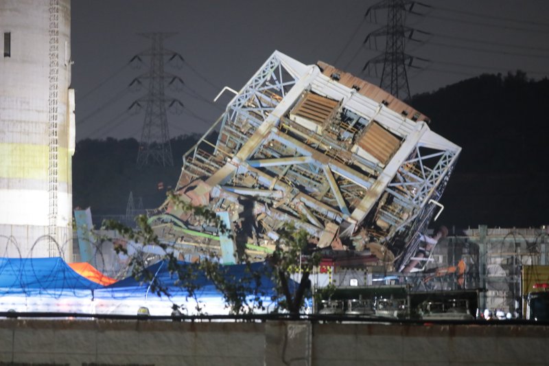 (울산=뉴스1) 김세은 기자 = 6일 오후 울산 남구 용잠동 한국동서발전 울산화력발전소 보일러 타워 붕괴 사고 현장에서 야간 수색 작업이 이어지고 있다. 2025.11.6/뉴스1 /사진=뉴스1화상