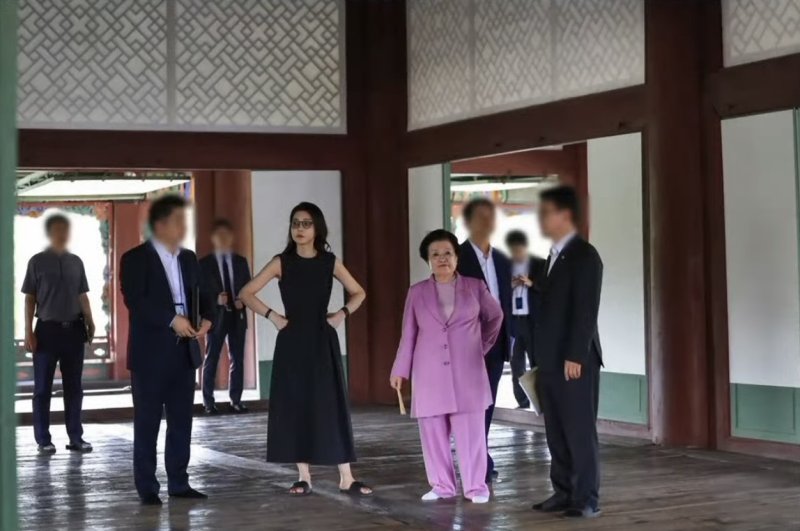 김건희 여사가 경회루를 비공개 방문한 사진을 유튜브 방송 '주기자 라이브'가 공개했다. 유튜브 방송 '주기자 라이브' 제공./사진=뉴시스