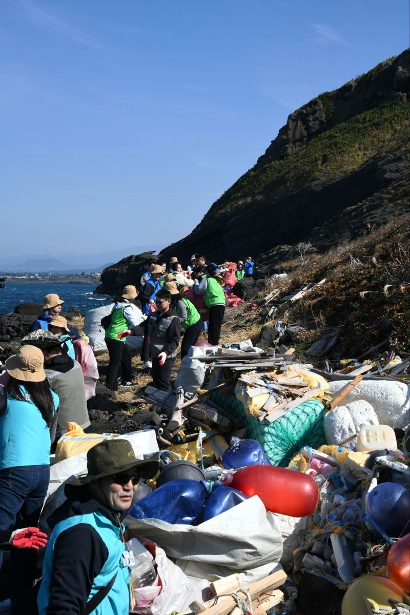 <span id='_stock_code_272450' data-stockcode='272450'>진에어</span>와 <span id='_stock_code_298690' data-stockcode='298690'>에어부산</span>, 에어서울, <span id='_stock_code_005430' data-stockcode='005430'>한국공항</span> 임직원들이 지난 6일 제주시 한경면 차귀도 일대에서 민관 합동 해양정화 활동을 펼치고 있다. 진에어 제공