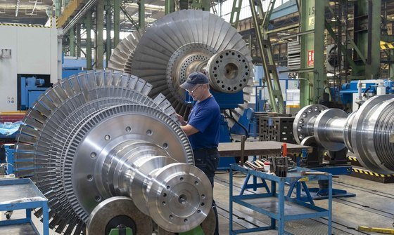 체코 플젠에 위치한 두산에너빌리티의 체코 자회사 두산스코다파워 공장에서 직원이 증기터빈을 살펴보고 있다. 사진=뉴스1(두산에너빌리티 제공)