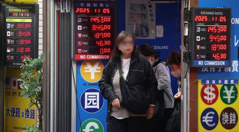  5일 원&middot;달러 환율이 국내외 증시 조정과 안전자산 선호 등 겹악재를 만나 장중 1,450원에 육박했다. 이날 서울 명동 환전소에 원&middot;달러 환율이 표시돼 있다. 