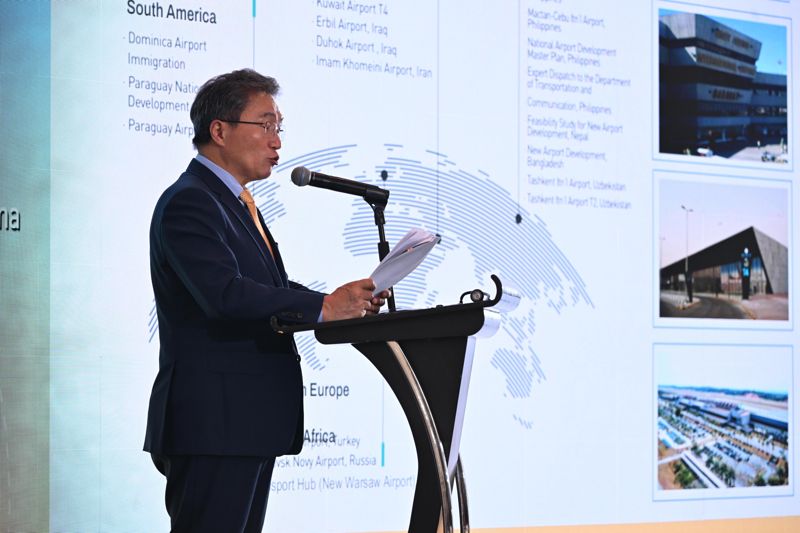 이학재 인천국제공항공사 사장이 지난 4일(현지시간) 홍콩에서 열린 동아시아공항협력체(EAAA) 회의에서 &#39;공항 수익의 미래&#39;를 주제로 발표를 하고 있다. 인천국제공항공사 제공