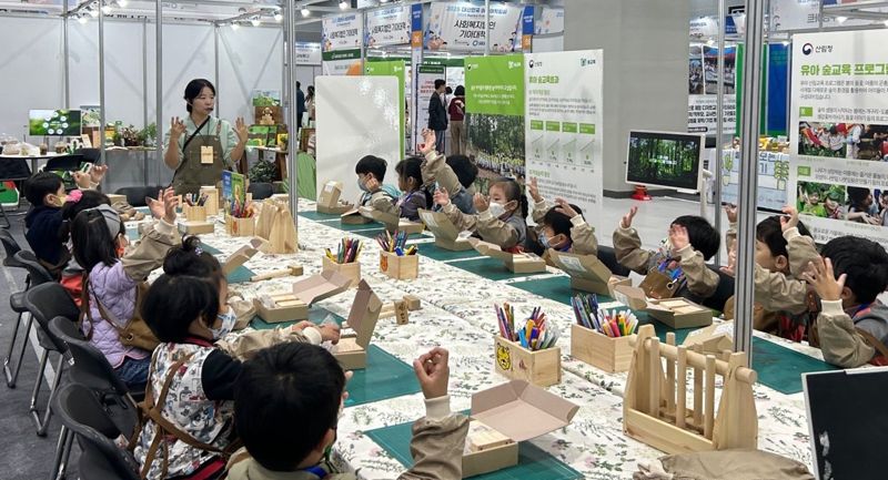 이달 7일부터 오는 9일까지 일정으로 서울 강서구 코엑스마곡 컨벤션센터에서 열리고 있는 ‘2025 대한민국 어린이 박람회’에서 어린이 관람객들이 산림교육 프로그램에 참여하고 있다. 한국산림복지진흥원 제공