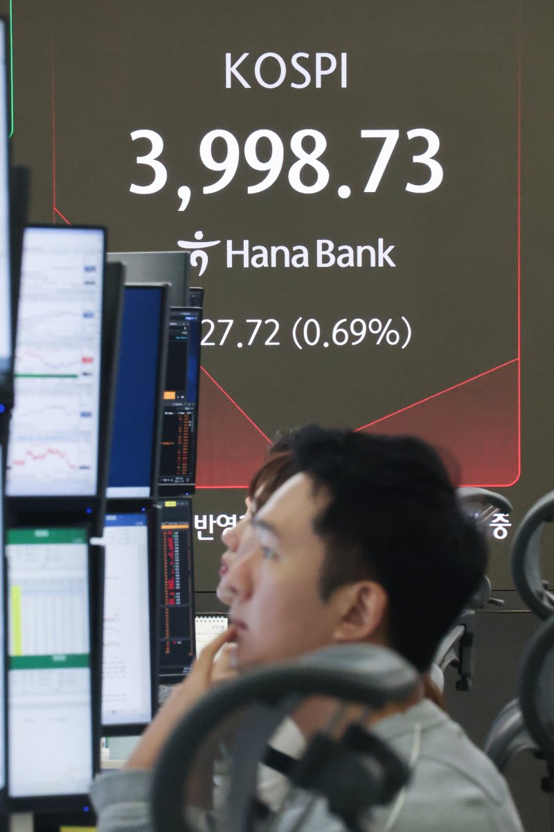 7일 서울 중구 하나은행 본점 딜링룸 현황판에 코스피가 표시돼 있다. 연합뉴스 제공