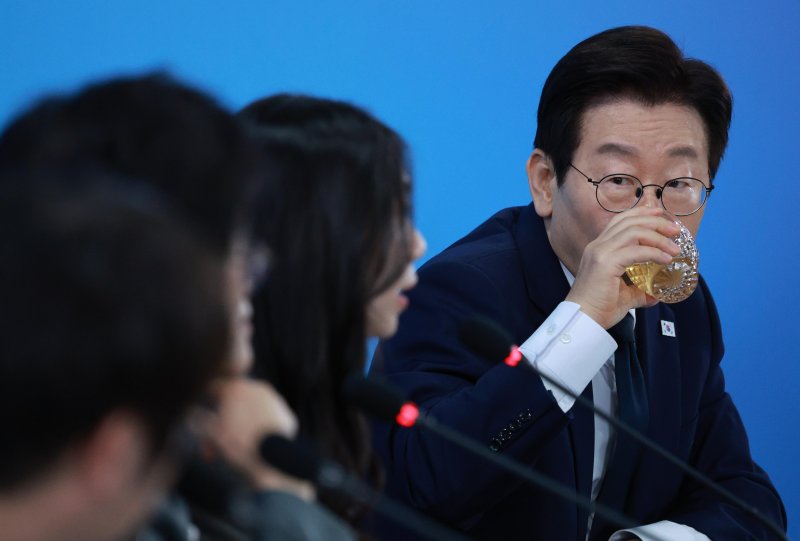 이재명 대통령이 7일 대전 유성구 국립중앙과학관에서 열린 &#39;다시 과학기술인을 꿈꾸는 대한민국&#39; 국민보고회에서 참석자 발언을 경청하며 물을 마시고 있다. 연합뉴스