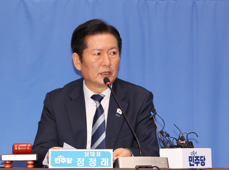 정청래 더불어민주당 대표가 7일 충북 청주시 청주오스코에서 열린 충북 현장 최고위원회의에서 발언하고 있다. 연합뉴스