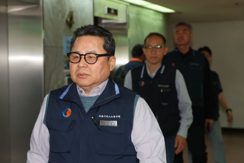 백가인 서울시버스노동조합 상임부위원장을 비롯한 조합원들이 7일 서울 송파구 서울시버스운송사업조합에서 열린 중앙노사교섭회의에 참석하기 위해 이동하고 있다. 뉴시스화상