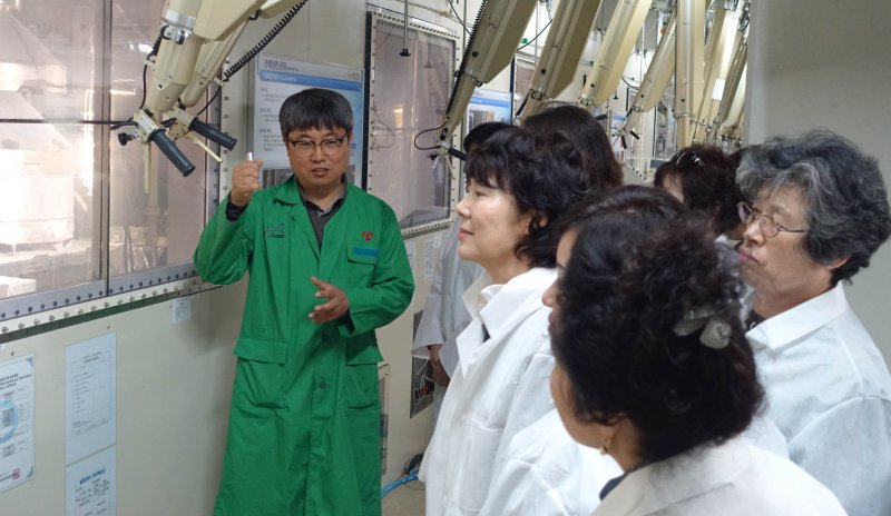 대전 유성구 한국원자력연구원에서 지역주민들이 파이로프로세싱과 소듐냉각고속로 관련 연구시설을 둘러보고 있다.뉴스1