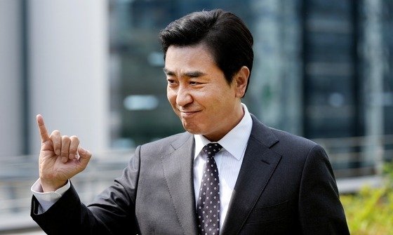 '회사밖 인생'도 정신만 똑바로 차리면 살길은 많다. 잘 찾아보면 중장년층 퇴직자들을 위해 운영하는 제도들이 많다. 막연한 불안감 보다는 본인에게 주어진 '권리'들을 잘 찾아 활용한다면, 재취업의 문은 넓어질 수 있다. 사진은 JTBC 드라마 '서울 자가에 대기업 다니는 김 부장 이야기'의 김부장 역을 맡은 류승룡. /뉴스1