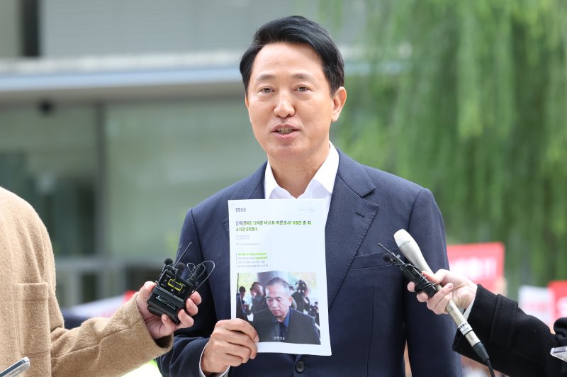 [서울&#x3D;뉴시스] 이영환 기자 &#x3D; 오세훈 서울시장이 8일 오전 서울 종로구 KT광화문 웨스트빌딩에 마련된 김건희 여사 관련 의혹을 수사하는 민중기 특별검사 사무실에서 진행되는 소환조사에 출석하고 있다. 2025.11.08.20hwan@newsis.com &#x2F;사진&#x3D;뉴시스