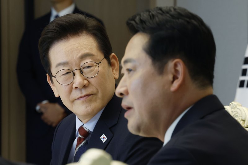 이재명 대통령이 9월 8일 용산 대통령실에서 여야 지도부 오찬 회동에 참석한 국민의힘 장동혁 대표의 발언을 듣고 있다. 연합뉴스