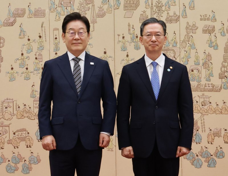 이재명 대통령이 7월 23일 서울 용산 대통령실 청사에서 열린 임명장 및 위촉장 수여식에서 정성호 법무부 장관에게 임명장을 수여한 뒤 기념촬영을 하고 있다. 뉴시스