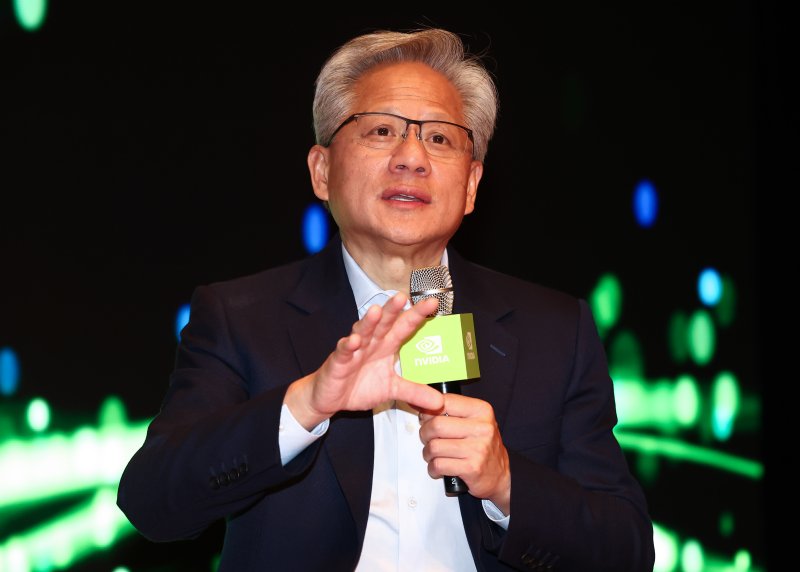 젠슨 황 엔비디아 최고경영자(CEO)가 지난달 31일 오후 경북 경주예술의전당에서 기자간담회를 하고 있다. 뉴스1