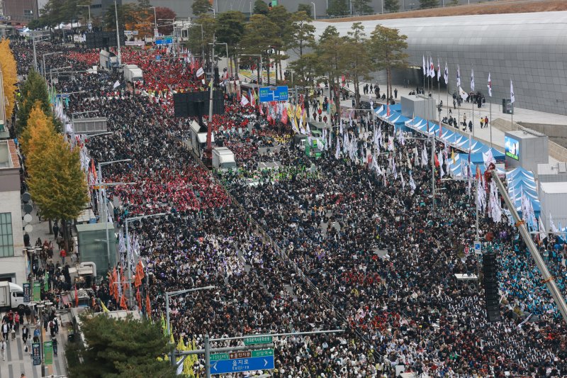 8일 서울 중구 동대문역사문화공원 인근 장충단로에서 전국민주노동조합총연맹이 연 전국노동자대회가 열리고 있다. 연합뉴스
