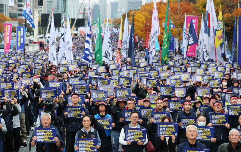 한국노총 조합원들이 8일 오후 서울 영등포구 여의대로에서 열린 2025 전국노동자대회에서 정년 만 65세 연장 법제화와 주 4.5일제 시행 등을 촉구하는 구호를 외치고있다. 뉴스1