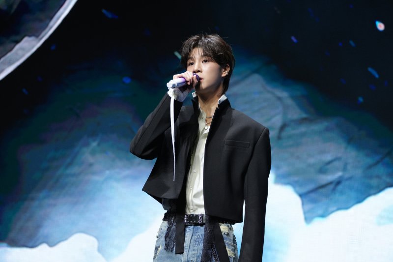 가수 정동원이 지난 3월 13일 서울 용산구 노들섬 라이브 하우스에서 두 번째 정규앨범 '키다리의 선물' 발매 쇼케이스에서 더블 타이틀곡 '꽃등'을 부르고 있다. 쇼플레이엔터테인먼트 제공