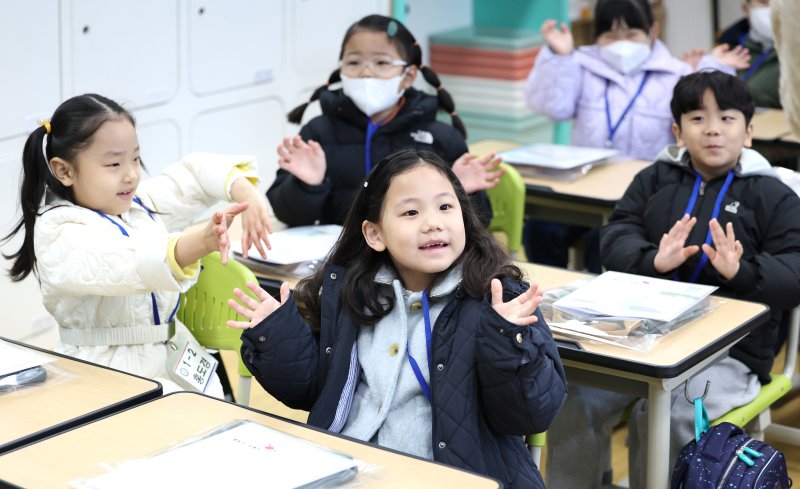 [대구&#x3D;뉴시스] 이무열 기자 &#x3D; 4일 오전 대구 달서구 대구한실초등학교에서 입학식을 마친 신입생 어린이들이 교실에서 담임선생님과 인사를 나누고 있다. 2024.03.04. lmy@newsis.com &#x2F;사진&#x3D;뉴시스
