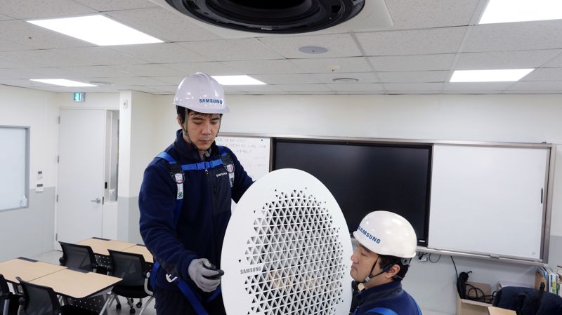 <span id='_stock_code_005930' data-stockcode='005930'>삼성전자</span>서비스 엔지니어가 수능 시험장 시스템에어컨 사전 점검을 진행하고 있다. 삼성전자서비스 제공