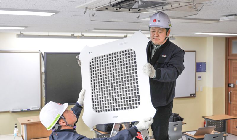 <span id='_stock_code_066570' data-stockcode='066570'>LG전자</span> 시스템에어컨 유지보수를 담당하는 하이엠솔루텍 서비스 엔지니어들이 수능 시험장에 설치된 냉난방 시스템에어컨 작동 이상 유무를 점검하고 있다. LG전자 제공