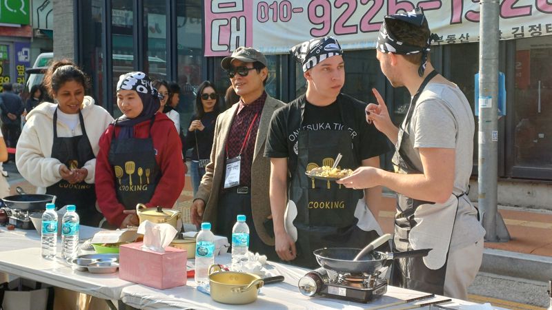 지난 7일 경상북도 구미시에서 열린 '2025 구미라면축제'에서 열린 '외국인 라면 요리왕 선발대회'에서 참석자들이 완성된 라면 요리를 시식하고 있다. 사진=이환주 기자