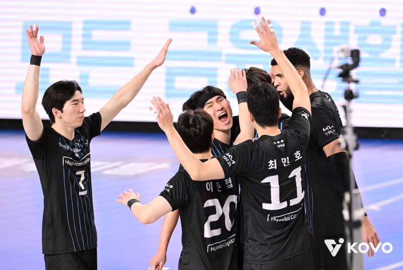 현대캐피탈이 우리카드를 꺾고 선두에 올랐다.신호진이 서브득점을 하고 기뻐하고 있다. KOVO 제공