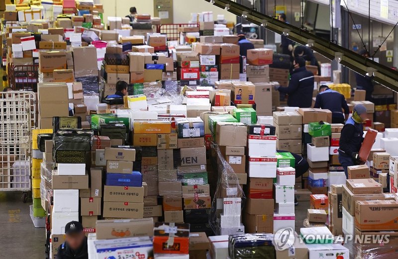 택배로 가득차 있는 물류센터. 연합뉴스
