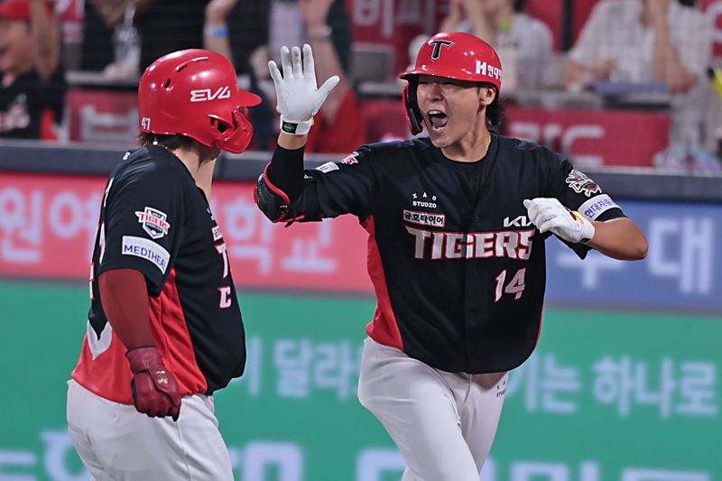 KIA 김규성이 박영현을 상대로 인사이드 파크 더 홈런을 때려내고 기뻐하고 있다.KIA 타이거즈 제공