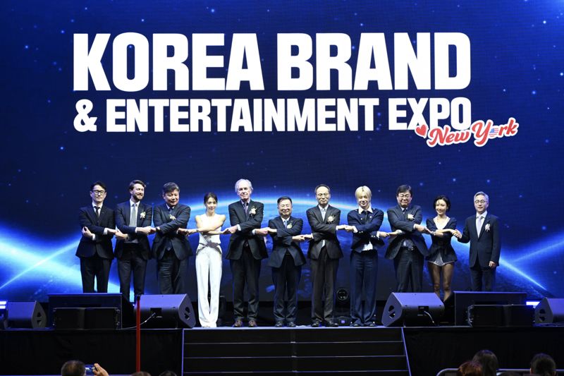 현대홈쇼핑 관계자들이 지난 6~8일(현지시간) 진행된 &#39;2025 뉴욕 한류박람회&#39;에서 기념사진을 촬영하고 있다. 현대홈쇼핑 제공