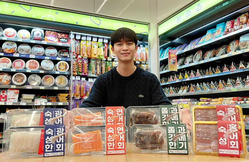 CU 모델이 '1인용 소용량 회 4종'을 앞에 두고 포즈를 취하고 있다. BGF리테일 제공